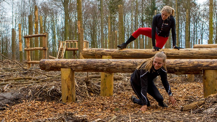 Damer træner på motionsbanen i Nørreskoven