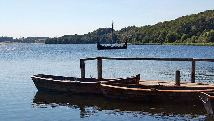 Fra iskiosken i søen østlige ende ses vikingeskibet